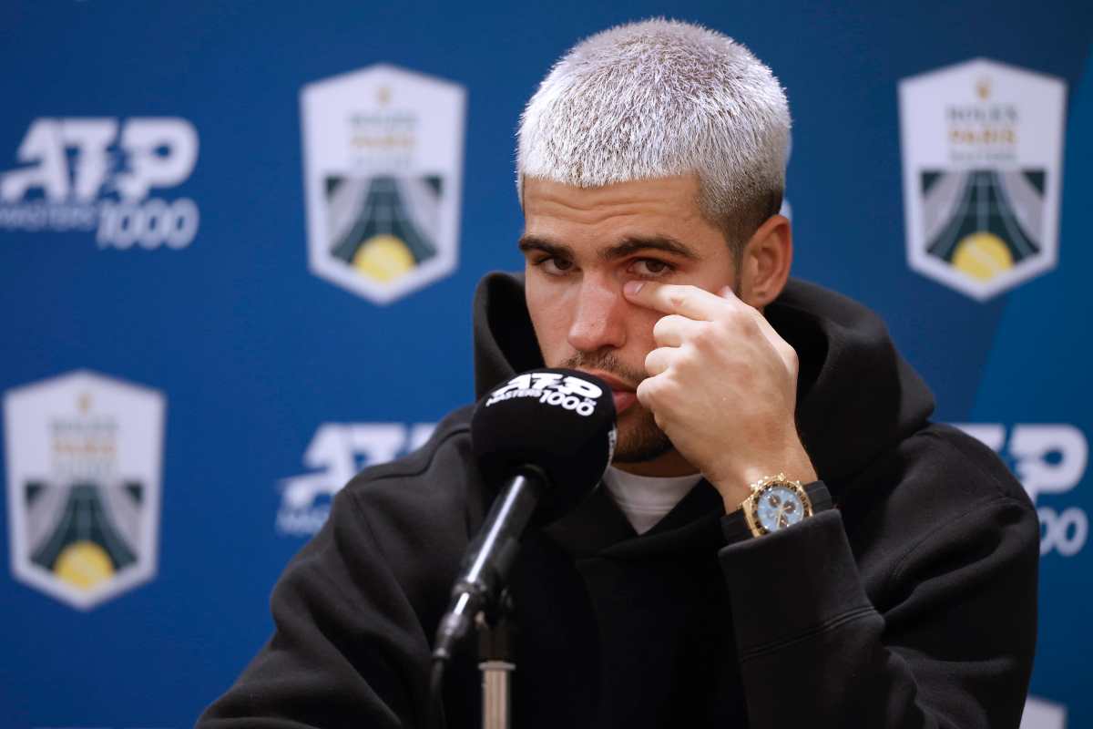 Carlos Alcaraz parla al microfono durante una conferenza stampa