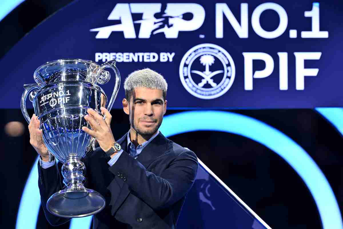 Alcaraz alza la coppa di numero uno al mondo del 2025