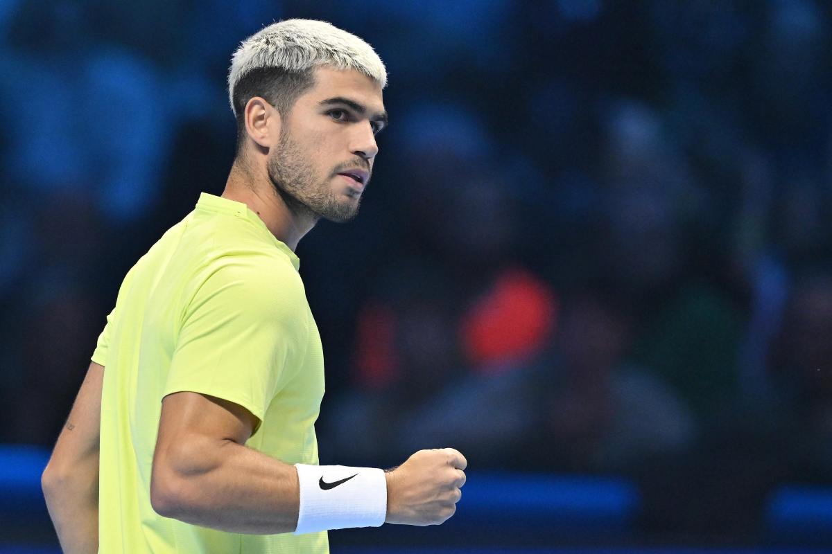 Alcaraz esulta facendo il pugno durante una partita alle Finals