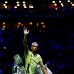 Alcaraz saluta il pubblico del Rolex Paris Masters mentre esce dal campo dopo la sconfitta