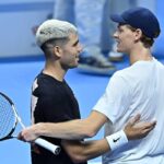 Alcaraz e Sinner si abbracciano sorridenti durante un allenamento alle Atp Finals