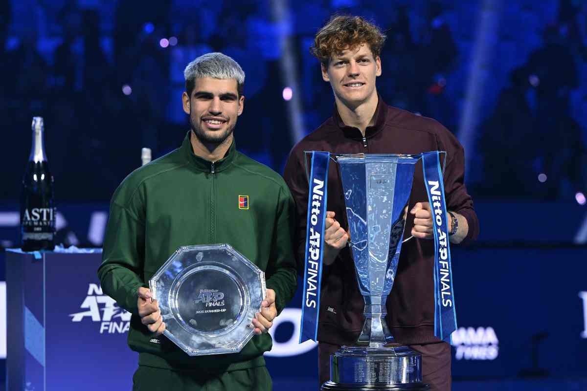 Alcaraz e Sinner posano sorridenti mantenendo i rispettivi trofei alle Atp Finals