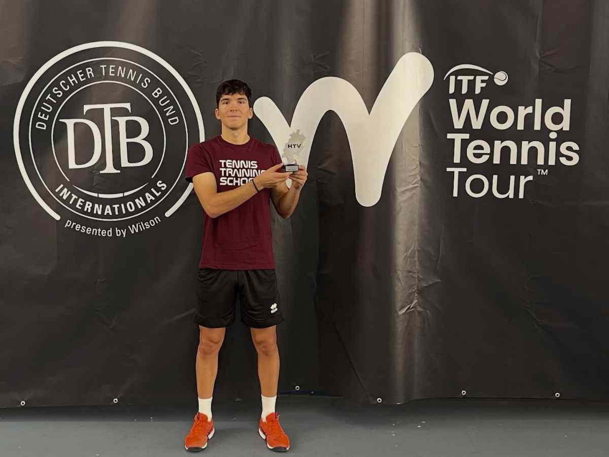 Andrea Guerrieri posa tenendo tra le mani un trofeo