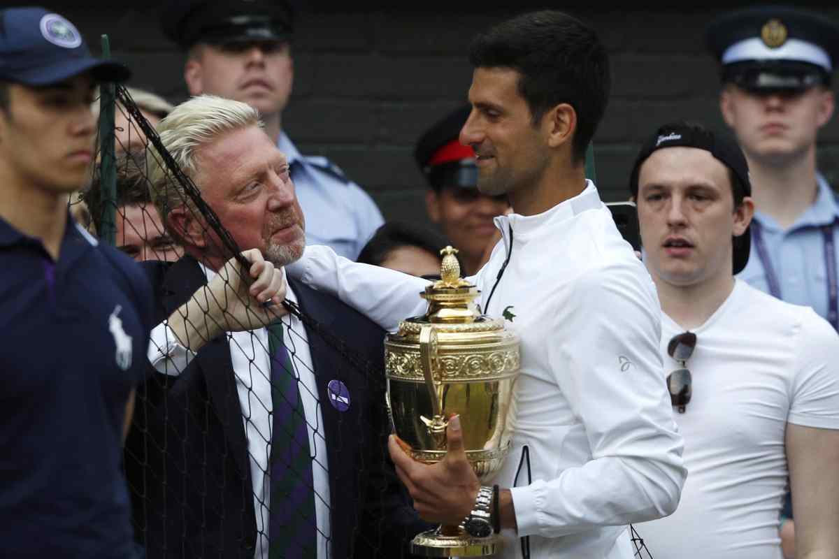 Becker e Djokovic sorridenti durante la premiazione di Nole a Wimbledon