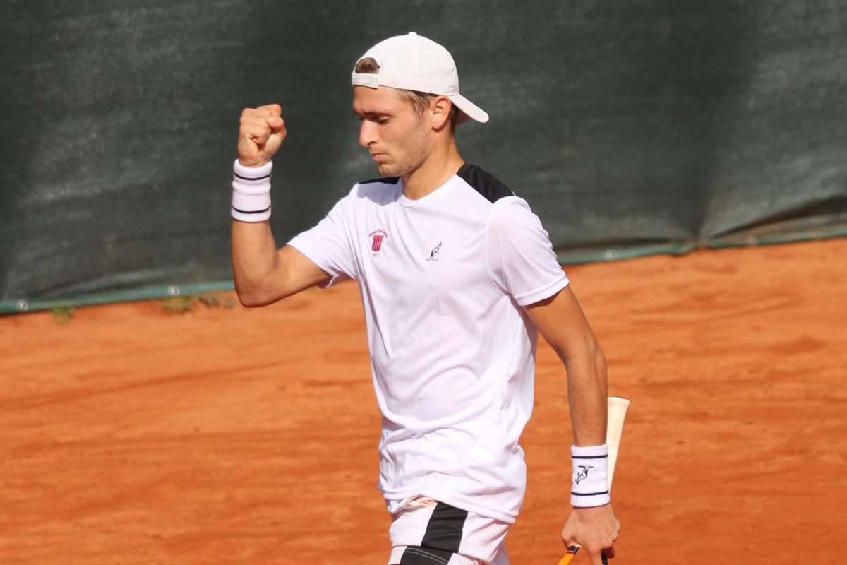 Gianluca Cadenasso esulta alzando il pugno