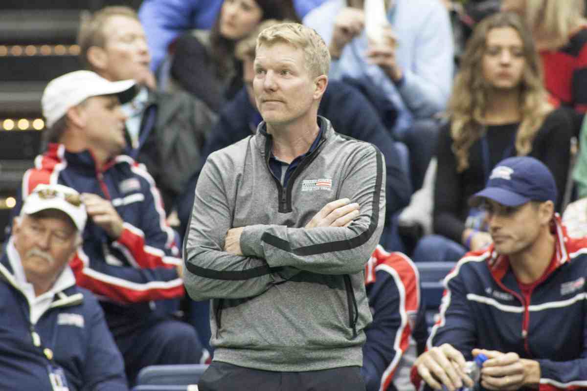 Jim Courier con le braccia incrociate durante una partita vissuta da capitano degli USA