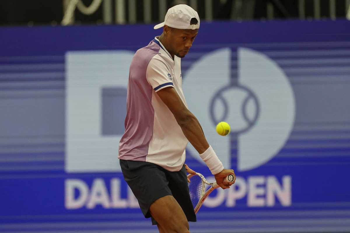 Christopher Eubanks in azione con il rovescio durante un match al Dallas Open