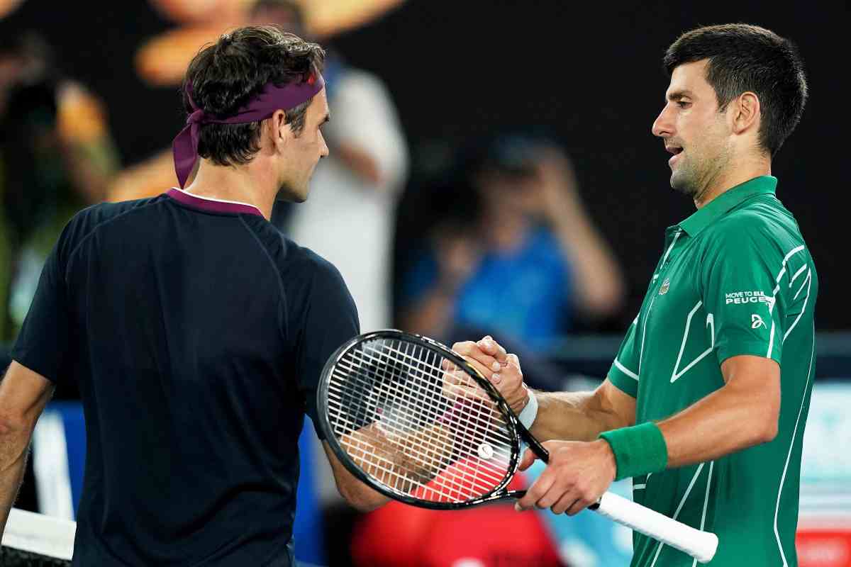 Federer e Djokovic si stringono la mano a rete al termine di una partita