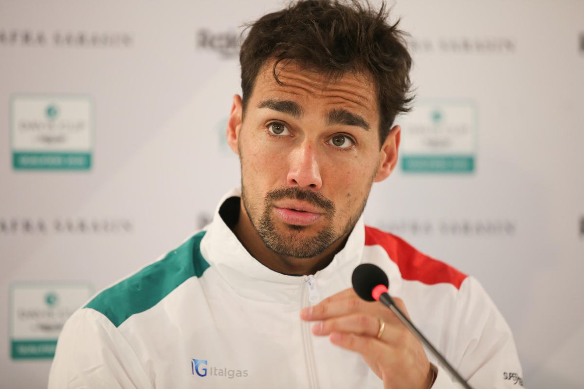Fognini parla al microfono indossando la divisa dell'Italia