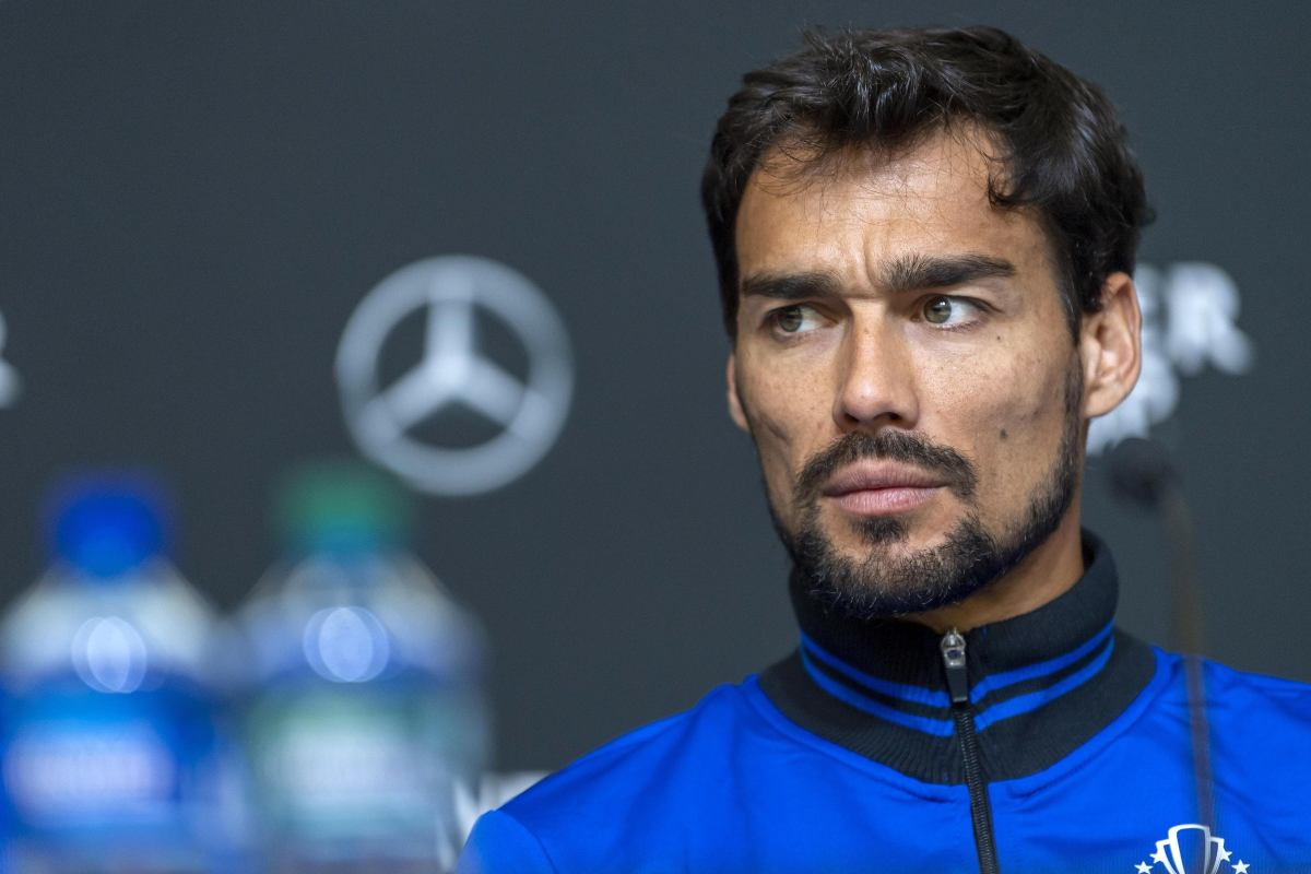 Fabio Fognini assume un'espressione seriosa durante una conferenza stampa