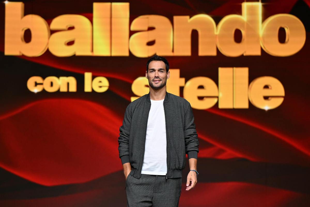Fognini posa sorridente per una foto a "Ballando con le Stelle"