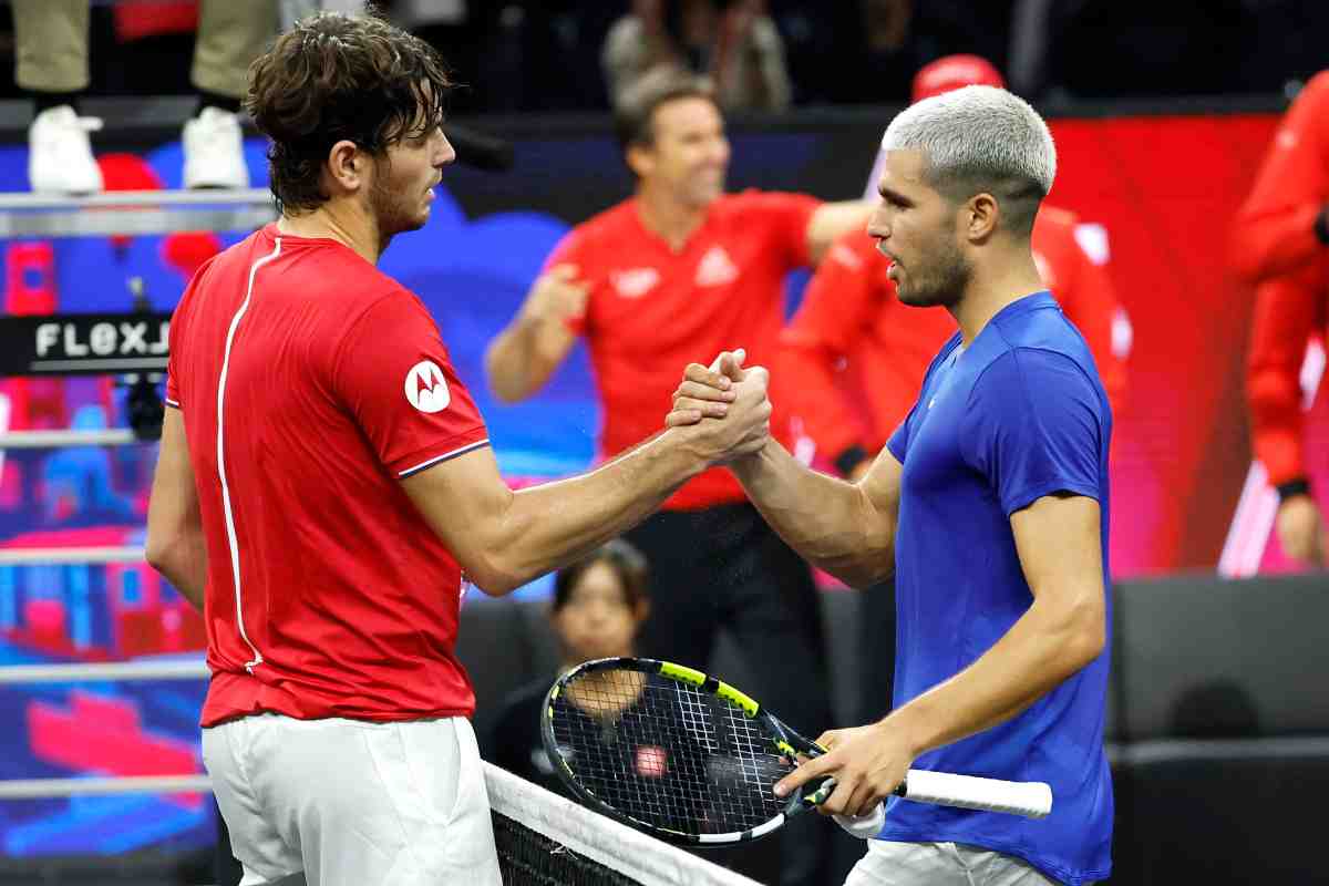 Fritz e Alcaraz si stringono la mano a rete dopo una partita alla Laver Cup