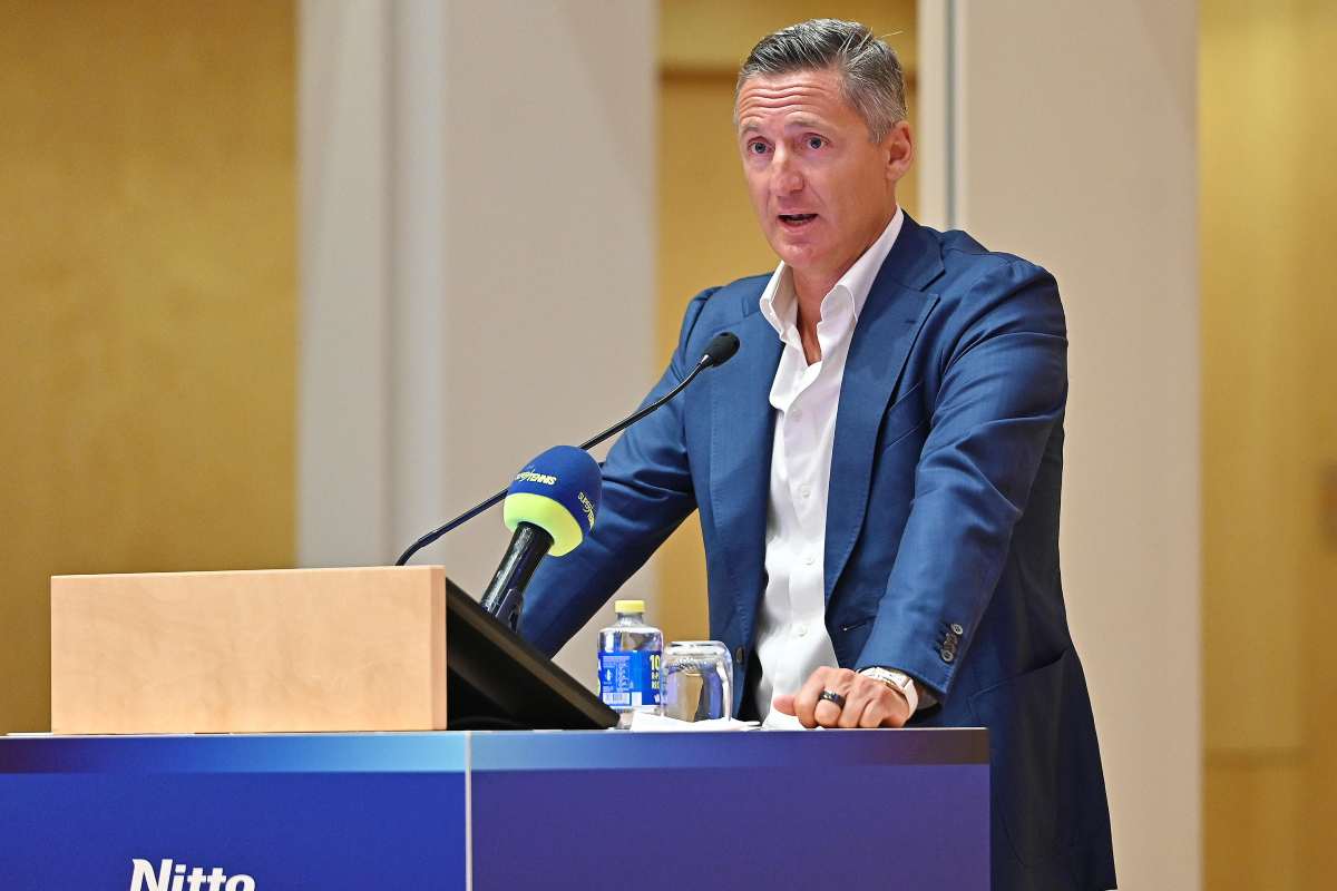 Andrea Gaudenzi parla al microfono durante un evento