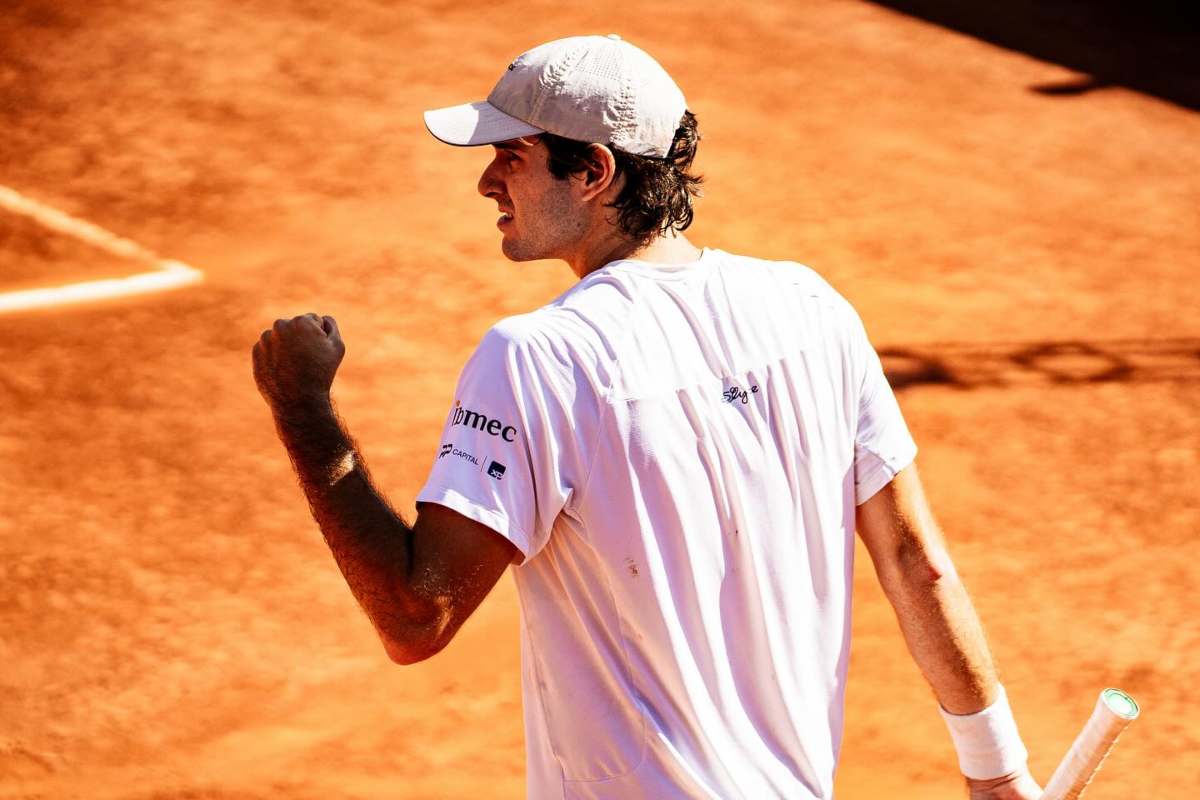 Gustavo Heide festeggia la vittoria di un punto alzando il pugno