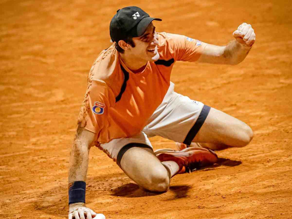 Gustavo Heide si lascia cadere sulla terra battuta alzando il pugno sorridente