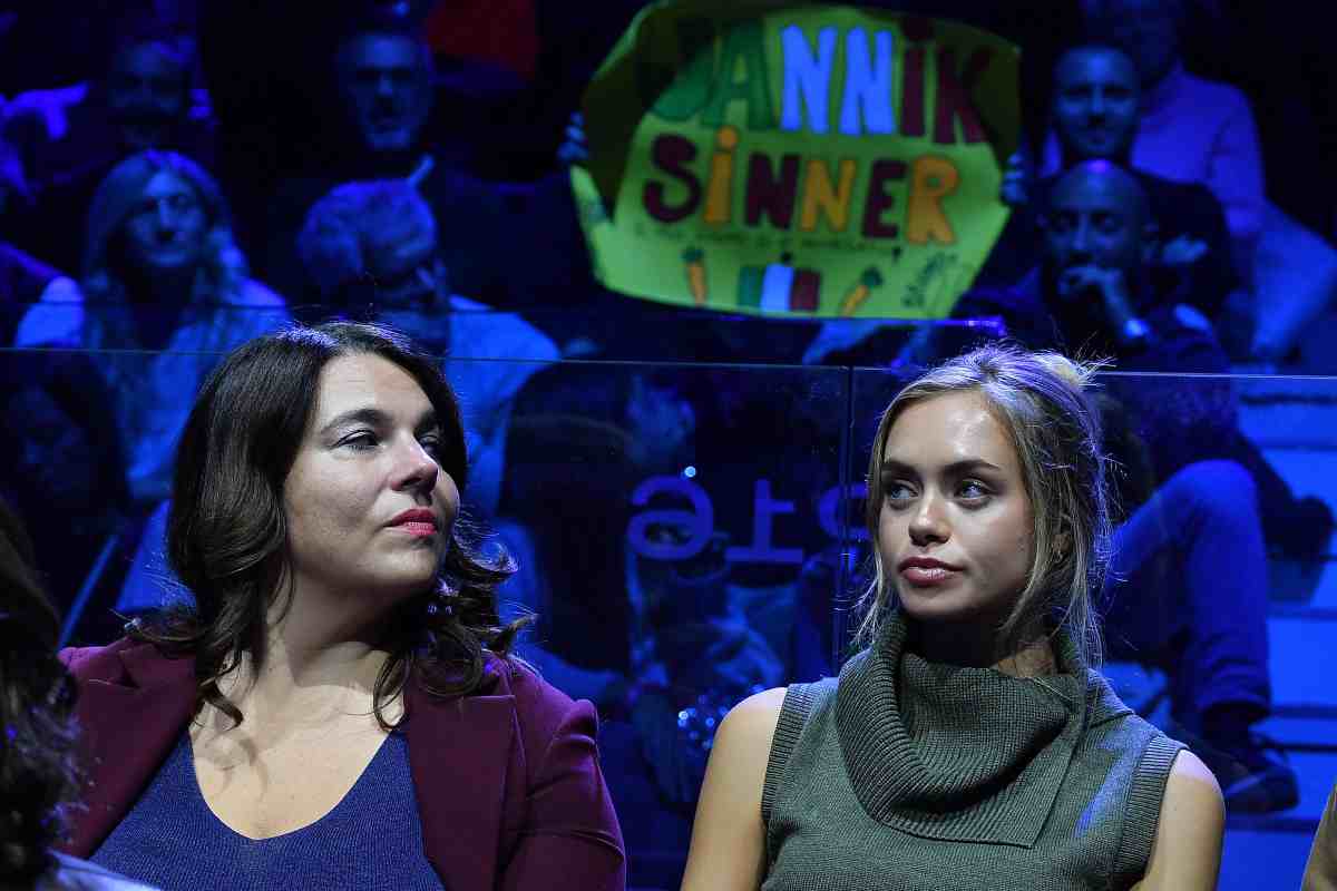 Laila Hasanovic ed un'altra donna seguono una partita di Sinner a Torino