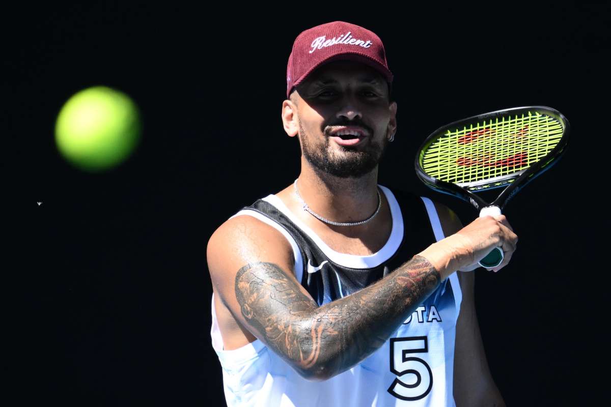 Nick Kyrgios si allena con cappellino e maglia a giro maniche