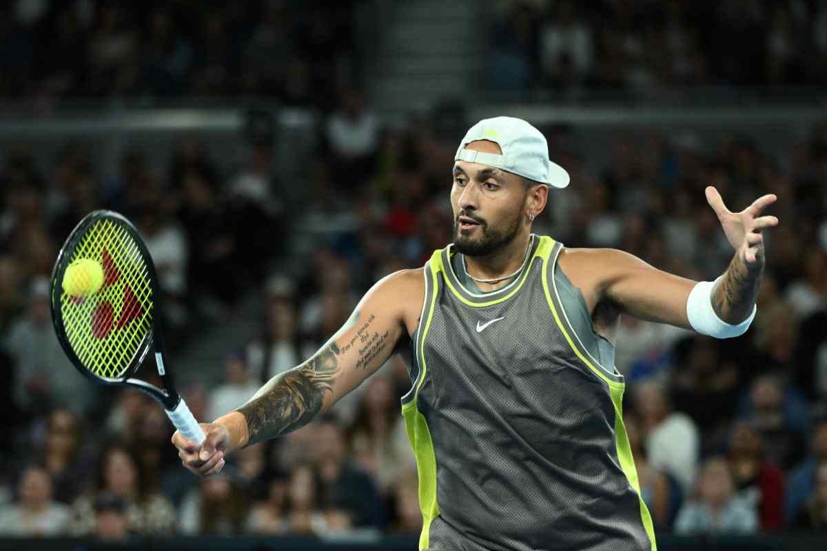 Nick Kyrgios in azione con il rovescio durante una partita all'Australian Open