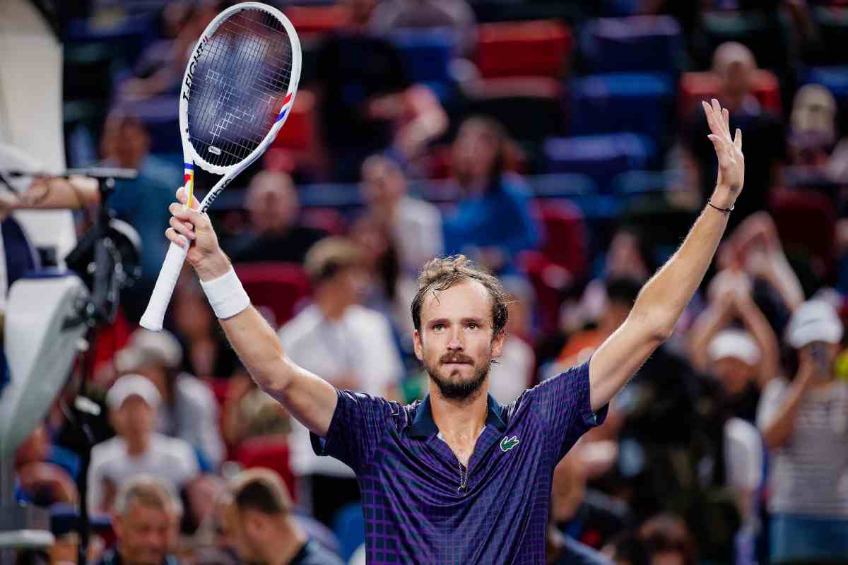 Daniil Medvedev alza le braccia al cielo per festeggiare la vittoria