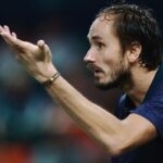 Daniil Medvedev gesticola perplesso in campo