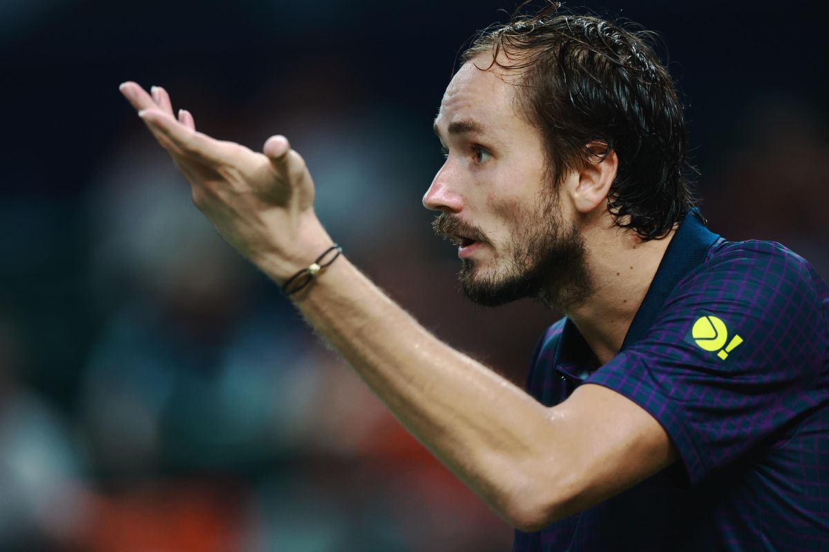 Daniil Medvedev gesticola perplesso in campo