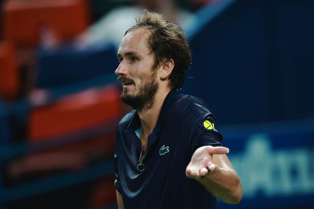 Medvedev gesticola in campo come se fosse incredulo