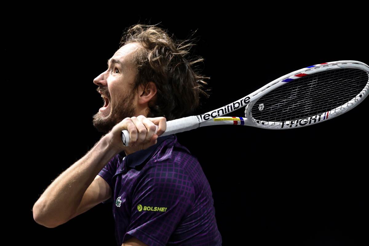 Medvedev in azione al Rolex Paris Masters