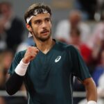 Lorenzo Musetti esulta mostrando il pugno