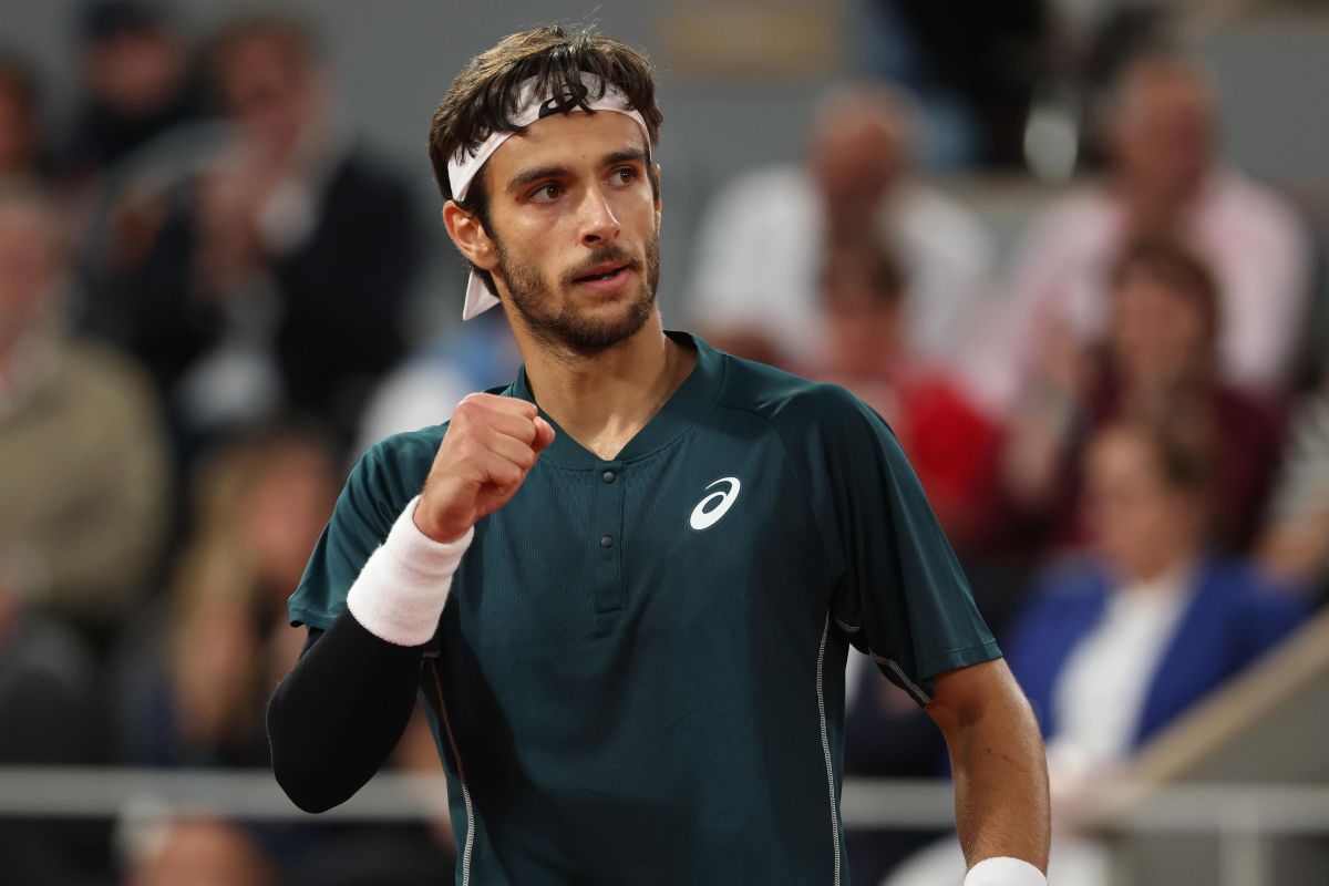 Lorenzo Musetti esulta mostrando il pugno