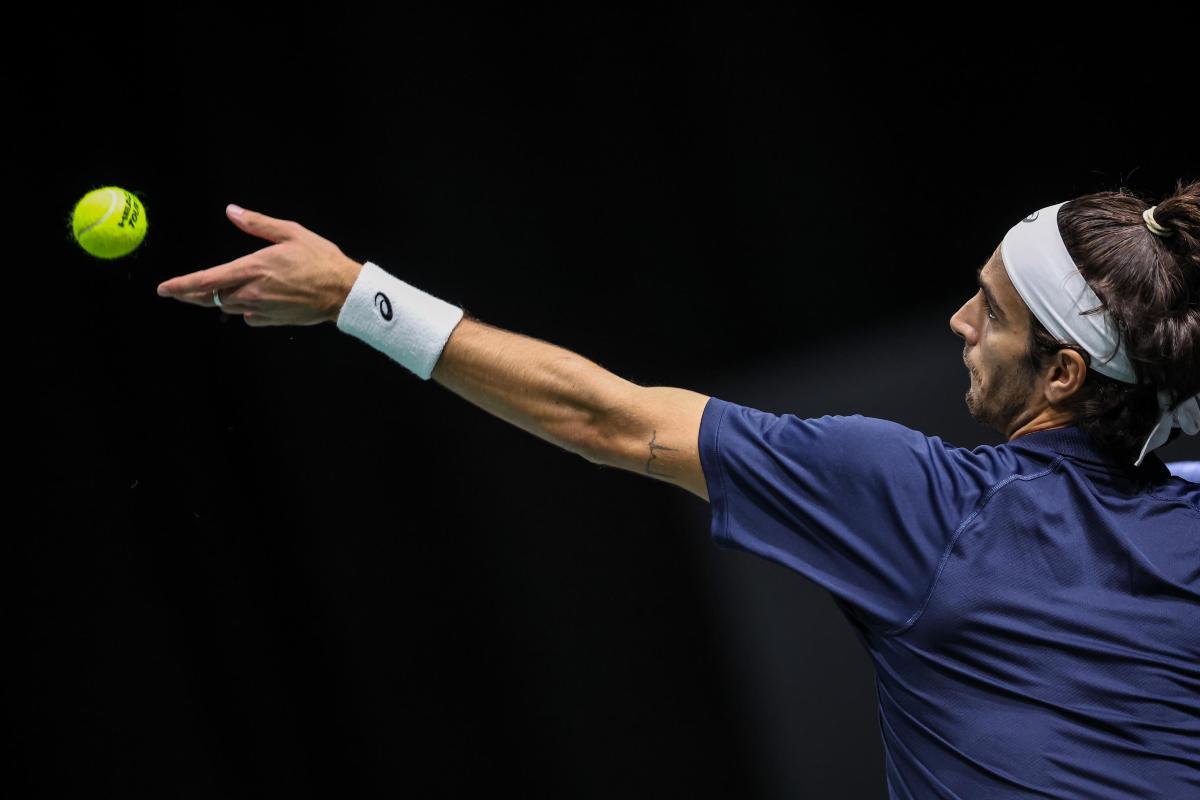 Lorenzo Musetti immortalato di profilo mentre si appresta ad effettuare il servizio