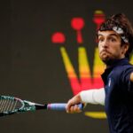 Lorenzo Musetti si prepara a colpire col dritto al Rolex Paris Masters