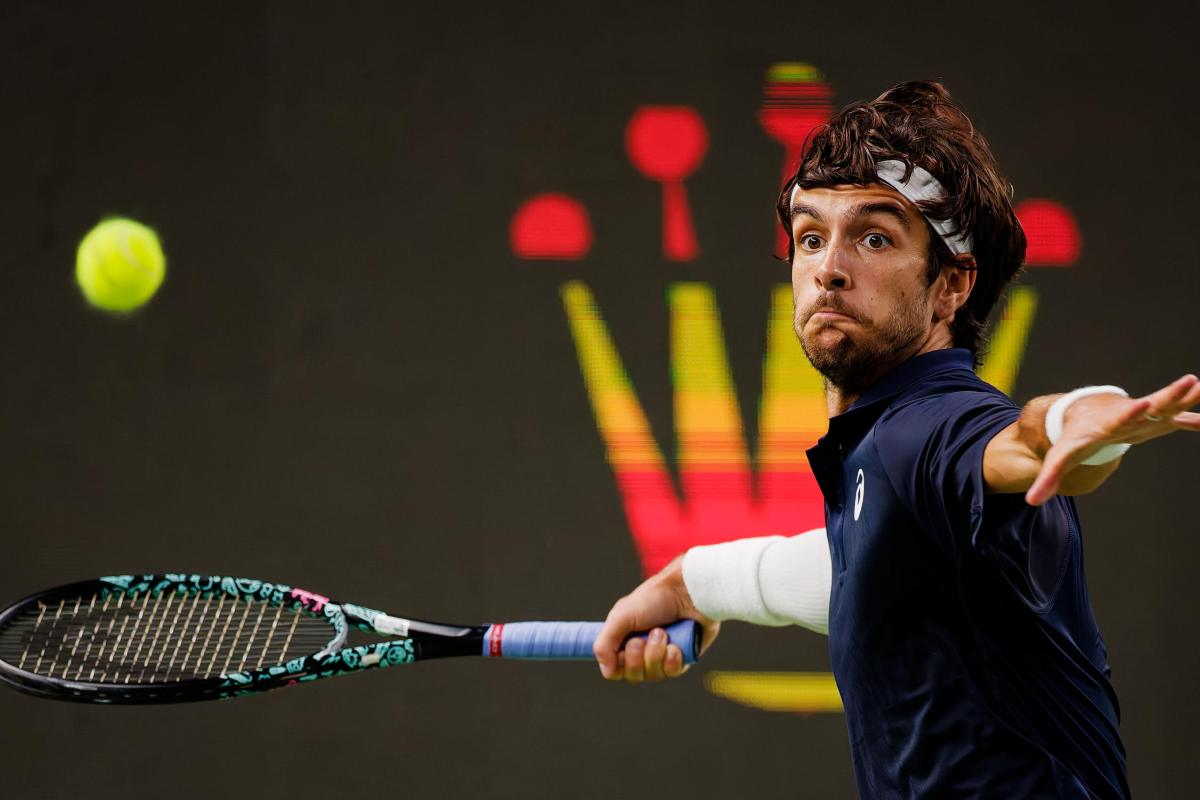 Lorenzo Musetti si prepara a colpire col dritto al Rolex Paris Masters