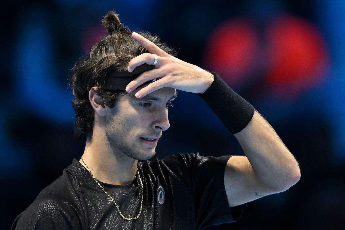 Musetti si porta la mano in fronte con espressione seriosa