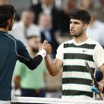 Musetti ed Alcaraz si stringono la mano a rete dopo una partita