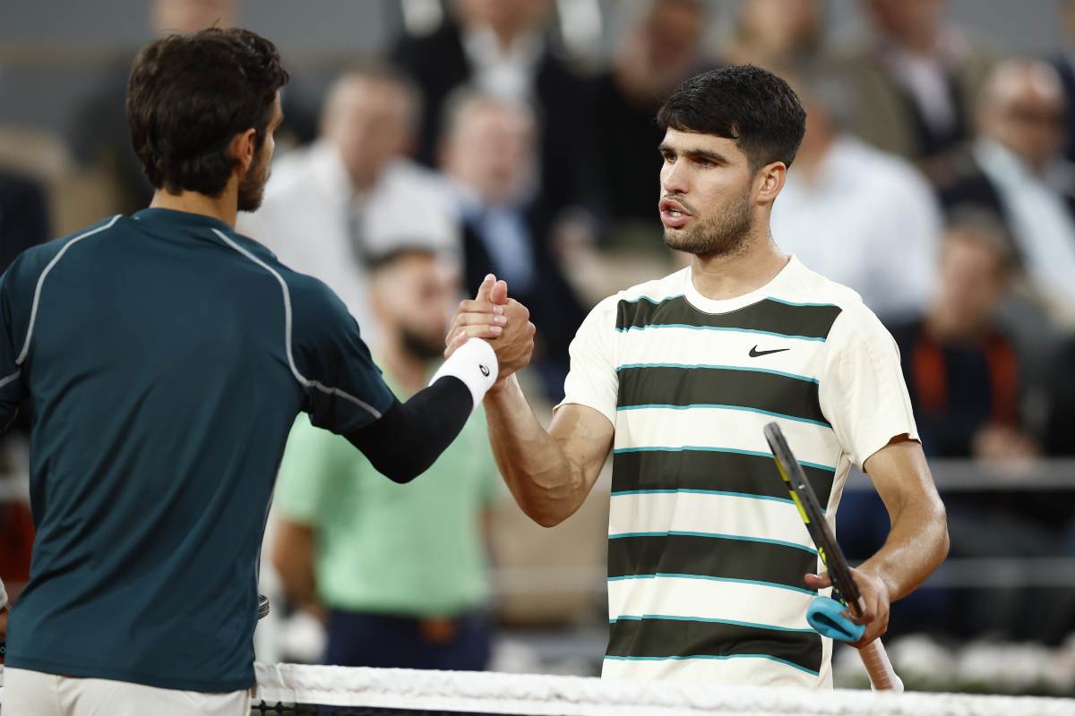 Musetti ed Alcaraz si stringono la mano a rete dopo una partita