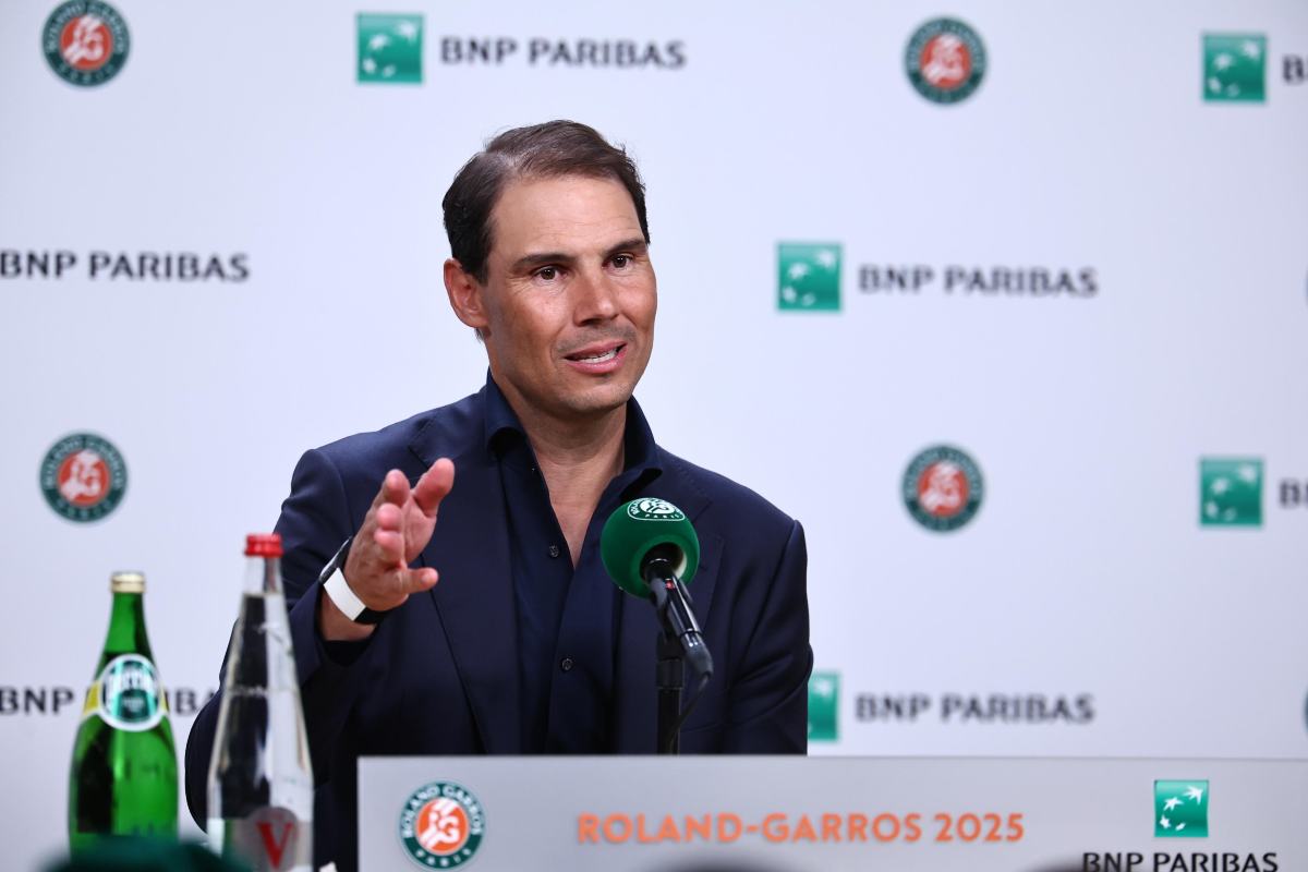 Nadal parla gesticolando in conferenza stampa al Roland Garros
