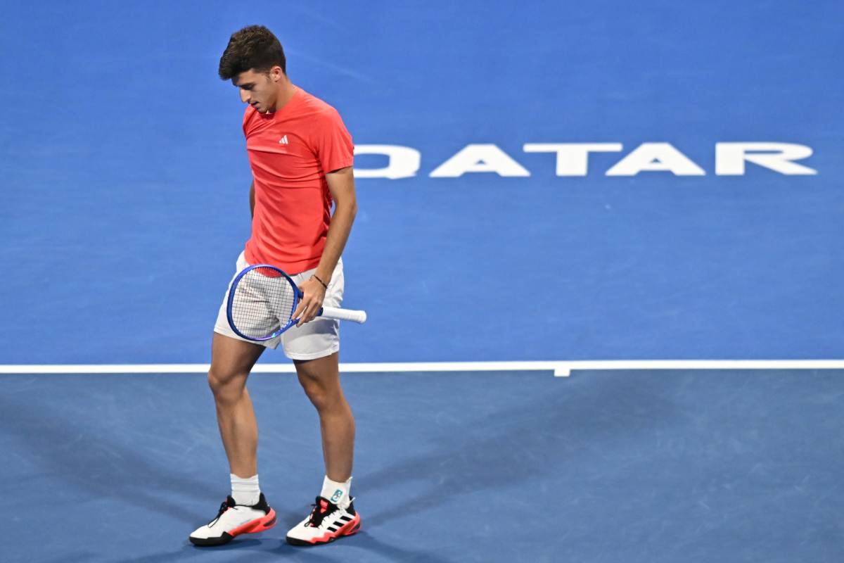Luca Nardi cammina a testa bassa durante una partita in Qatar