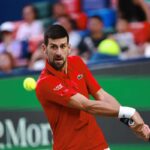 Djokovic colpisce di rovescio