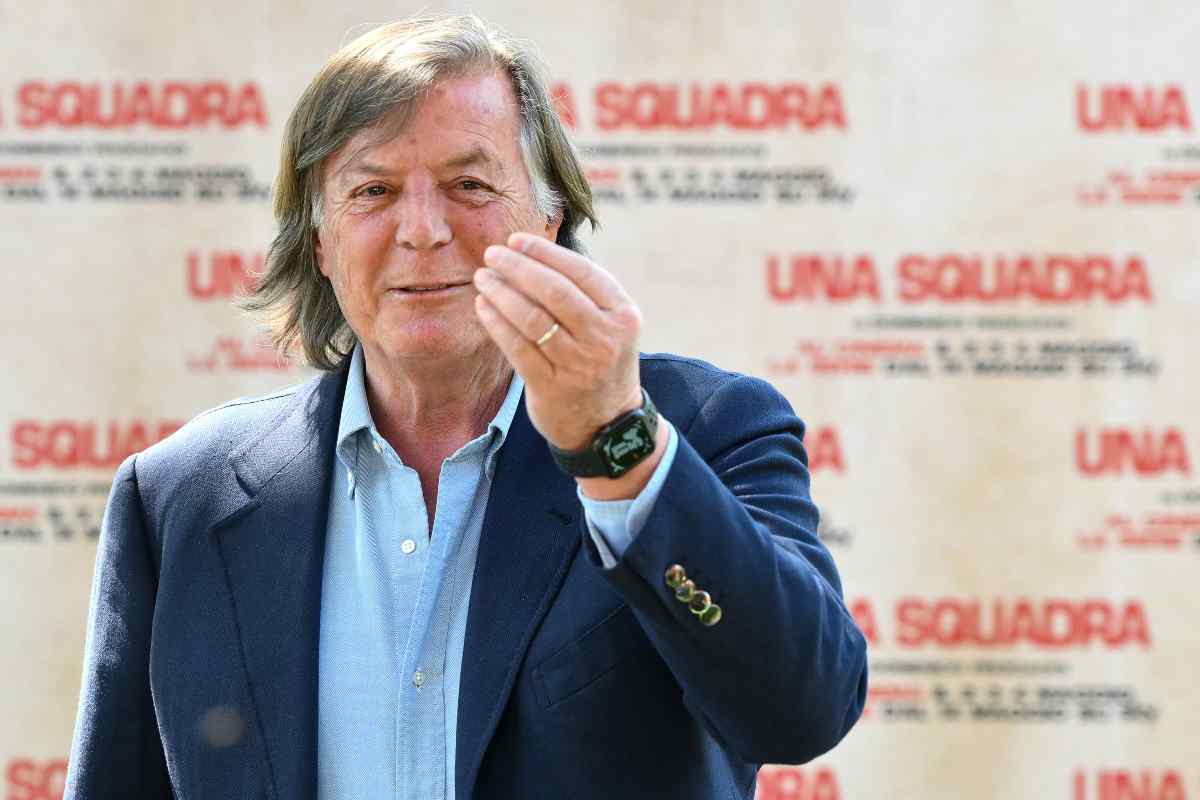 Panatta sorridente che gesticola in modo tipicamente italiano