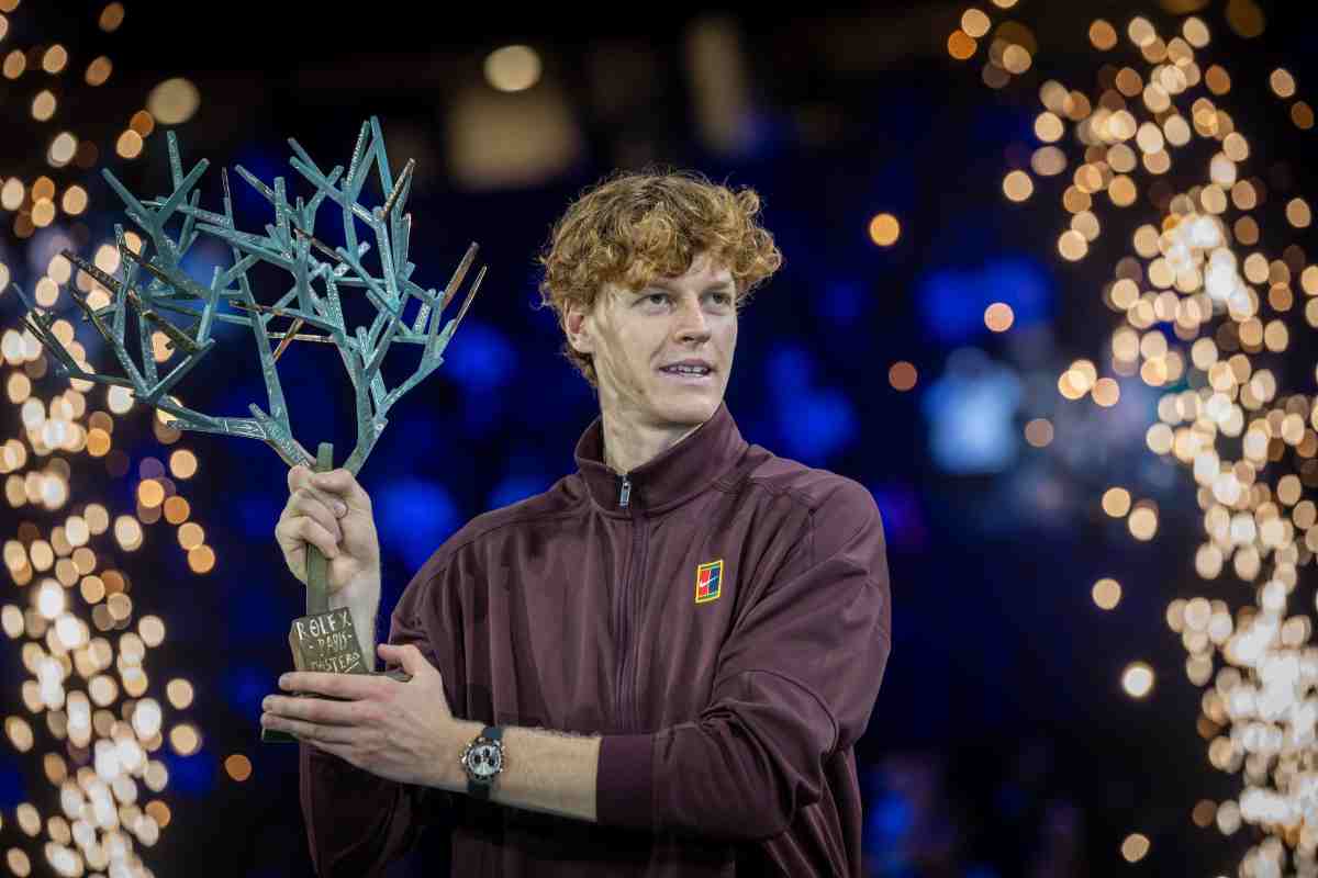 Jannis Sinner posa sorridente tenendo tra le mani il trofeo conquistato al Rolex Paris Masters