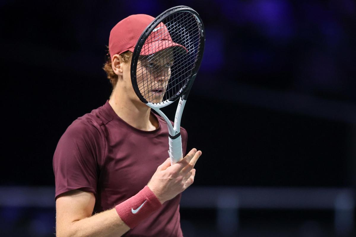 Jannik Sinner in campo al Rolex Paris Masters
