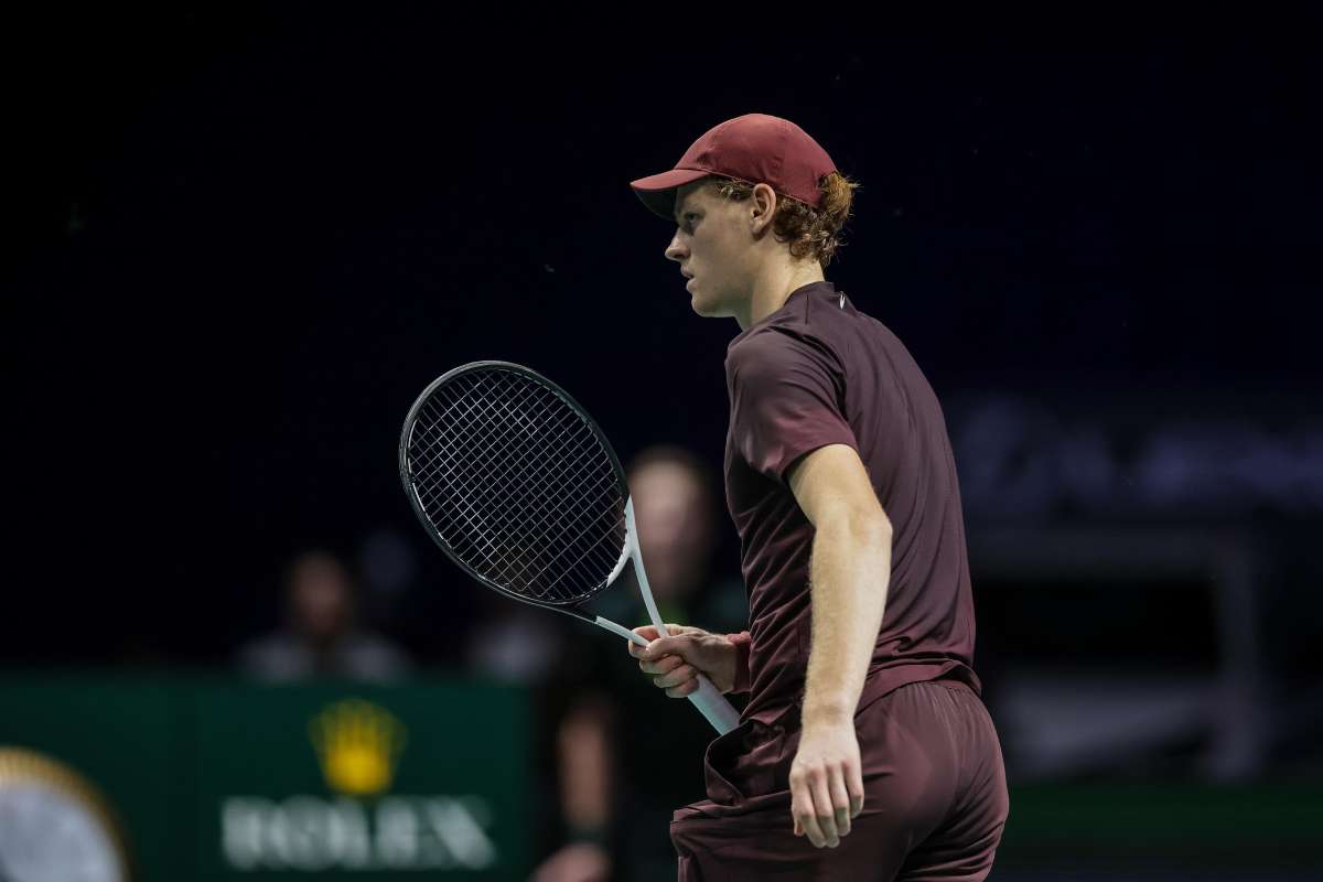 Sinner in campo durante la finale del Rolex Paris Masters 