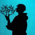 Sinner bacia il trofeo vinto al Rolex Paris Masters