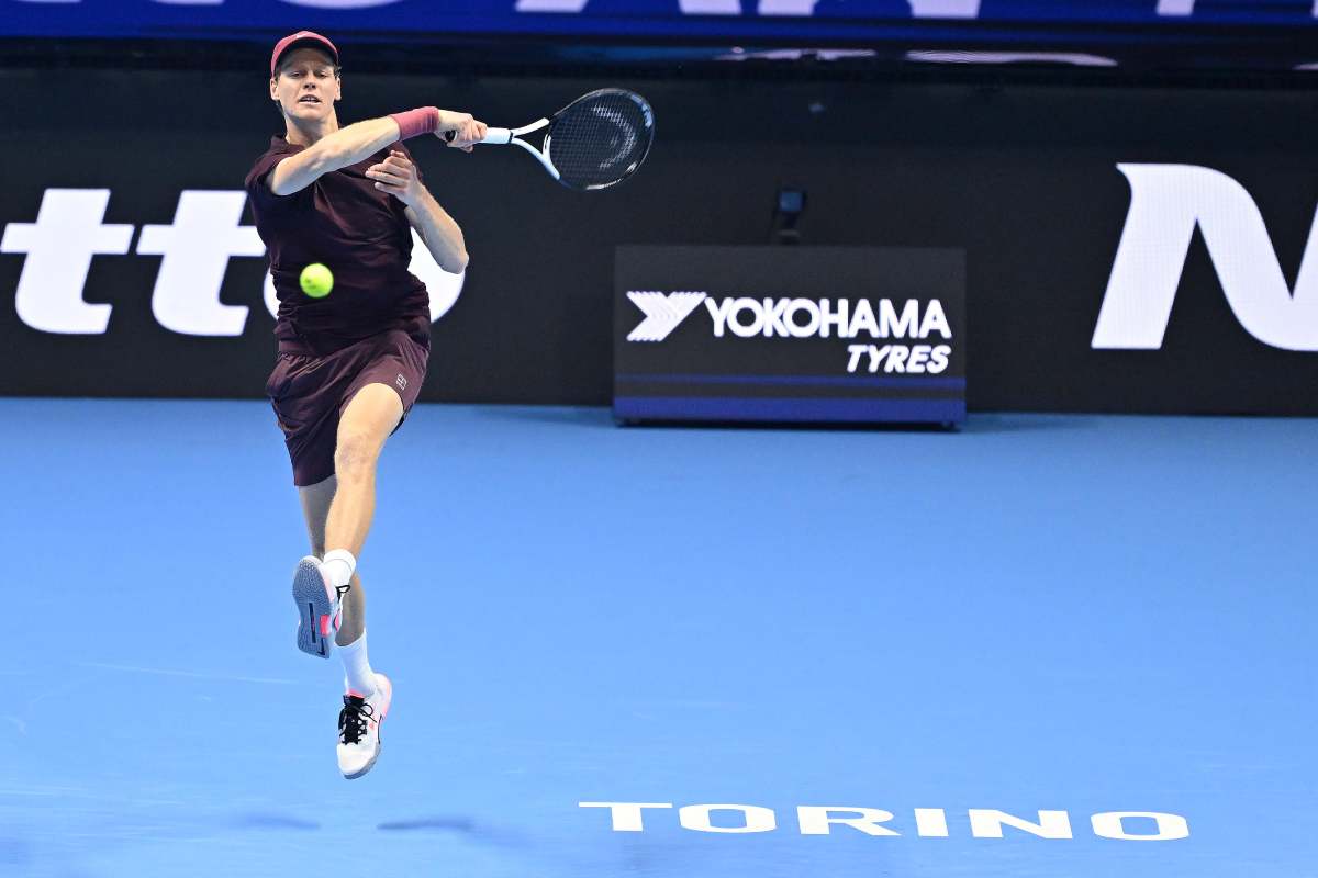 Jannik Sinner in azione col dritto durante un match alle Atp Finals 2025