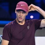 Jannik Sinner in campo a Torino con sguardo perplesso