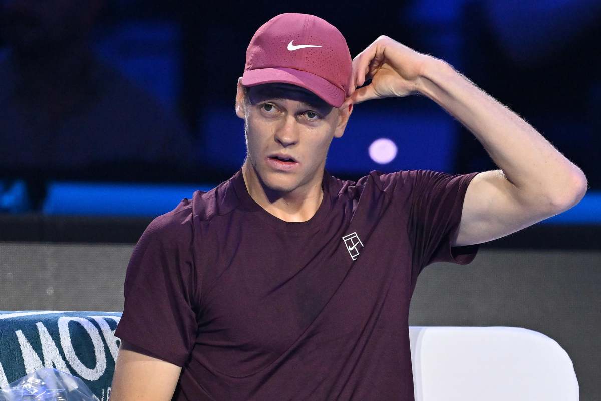 Jannik Sinner in campo a Torino con sguardo perplesso