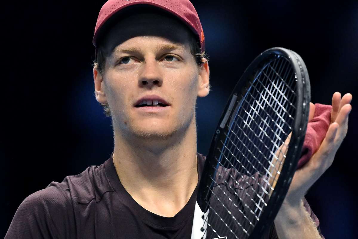 Primo piano di Jannik Sinner sorridente