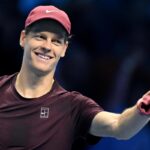 Jannik Sinner sorridente durante una partita alle Finals