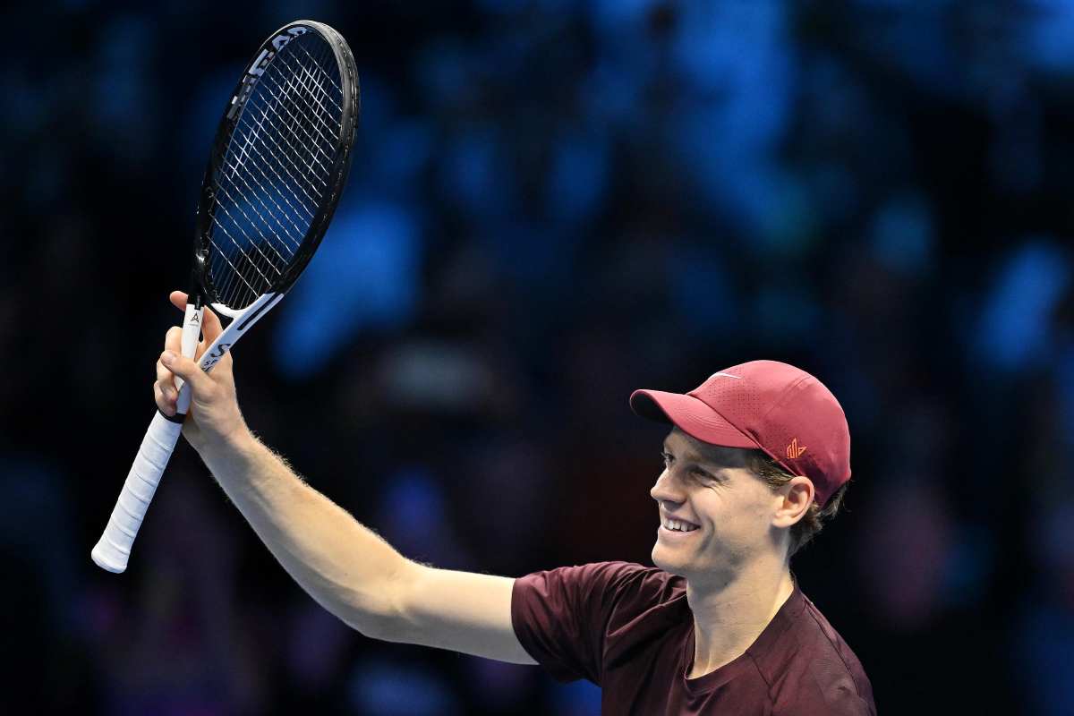 Sinner saluta sorridente il pubblico di Torino alzando la racchetta