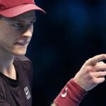 Sinner fa un gesto di intesa in direzione del suo angolo durante una partita alle Finals
